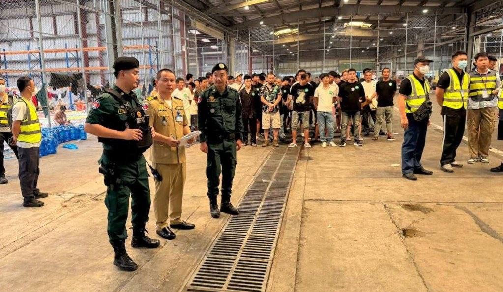 柬埔寨方面继续加码清剿电诈，327名中国籍人员被通过专机从德崇国际机场直接遣返回中国。